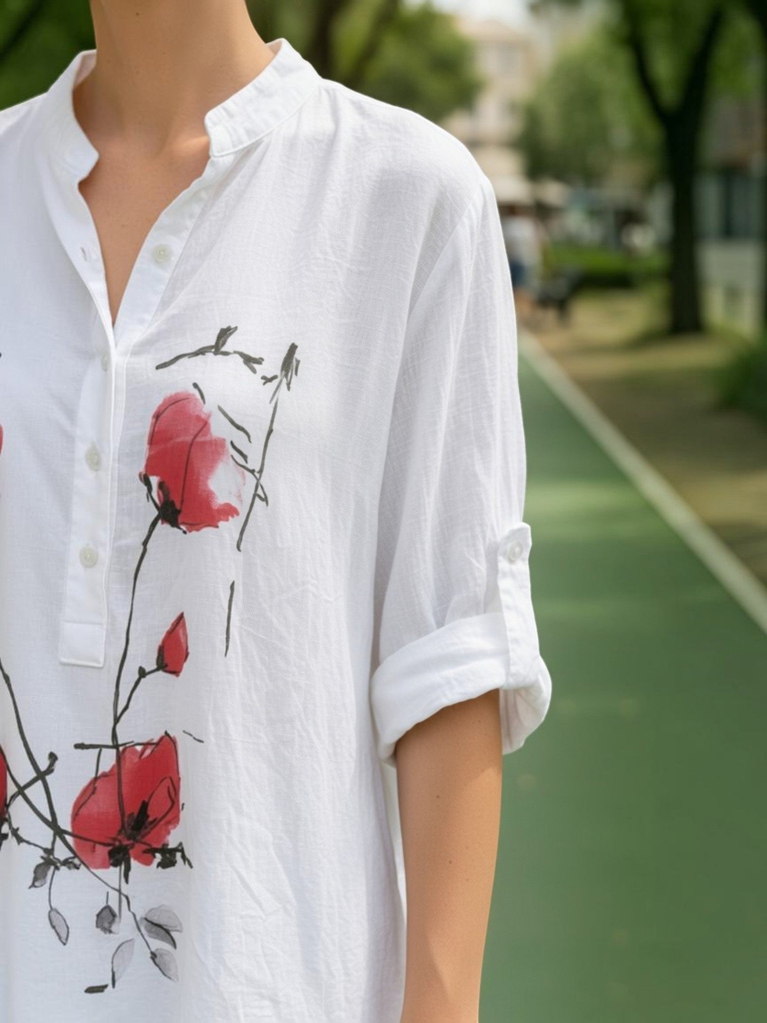 Свободна бяла риза Benny Boutique с червен маков принт, мандаринена яка и ръкави, които могат да се навиват, за небрежна визия.