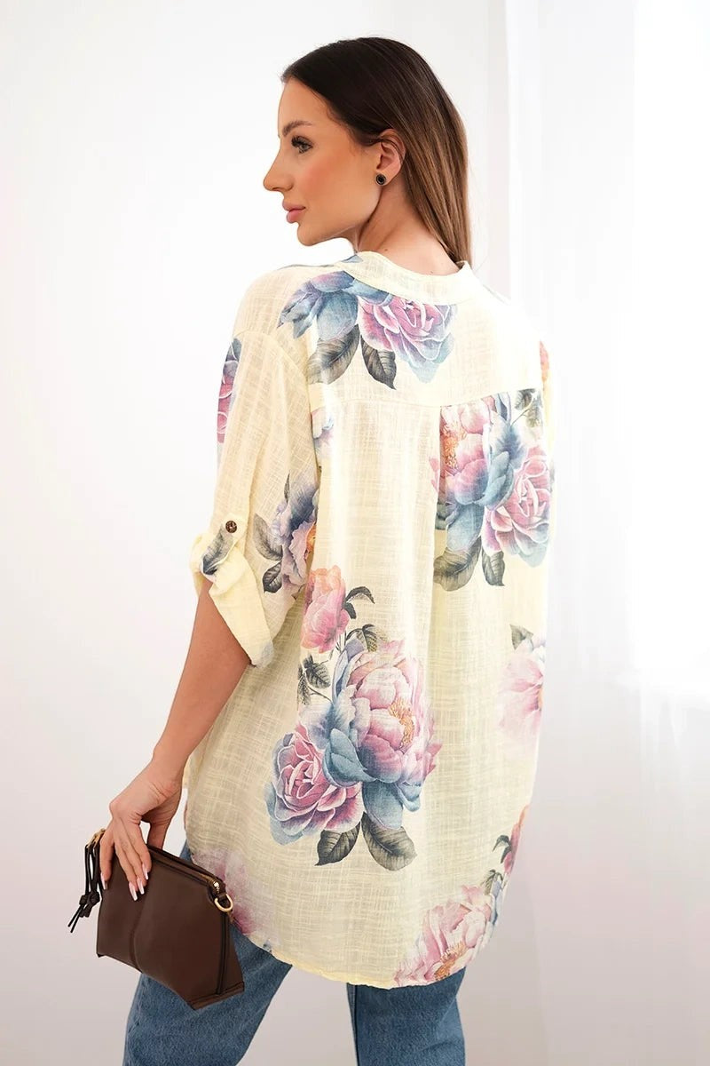 Benny Boutique пастелно жълта муселинова туника с регулиращи се ръкави и голям флорален принт в розово, синьо и лилаво.